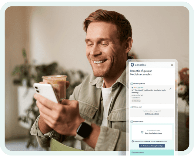 Ein glücklicher Mann genießt seinen Kaffee und nutzt den Rezeptkonfigurator für medizinisches Cannabis auf seinem Handy.